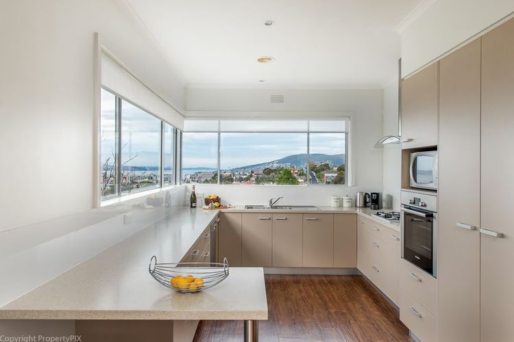 City Lights Spacious walk to restaurant strip