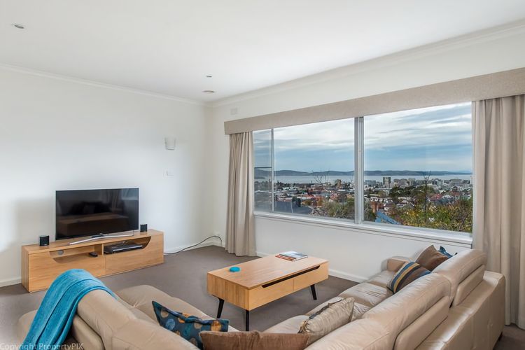 City Lights Spacious walk to restaurant strip