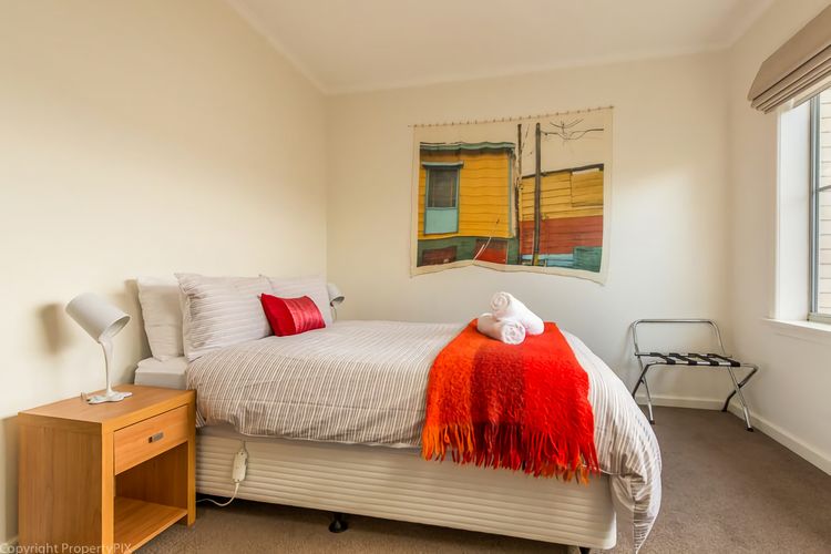 City Lights Spacious walk to restaurant strip