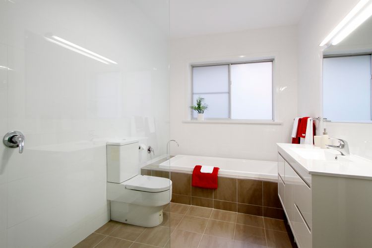 City Lights Spacious walk to restaurant strip