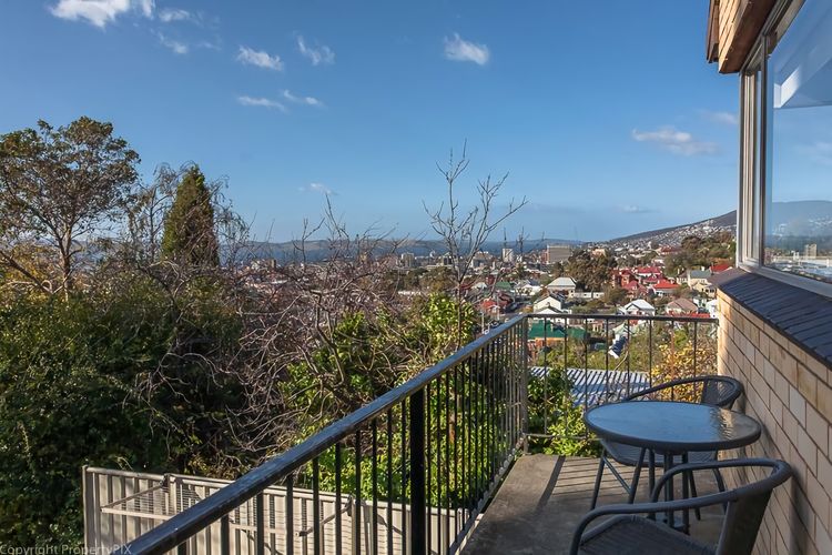 City Lights Spacious walk to restaurant strip