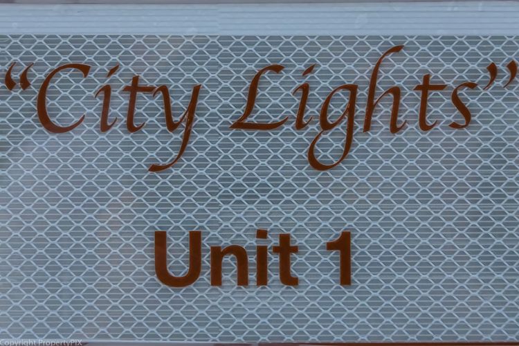 City Lights Spacious walk to restaurant strip