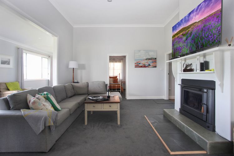 Black Possum Cottage – Views of the Bay