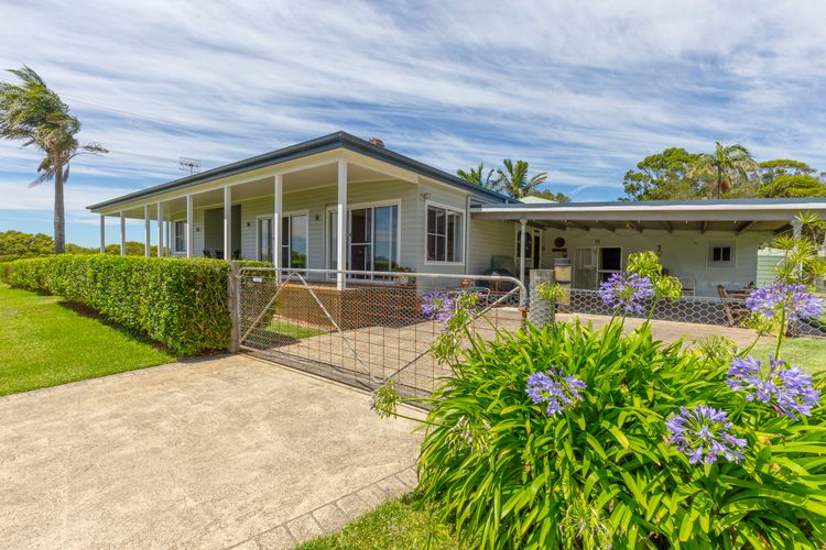 Black Possum Cottage – Views of the Bay
