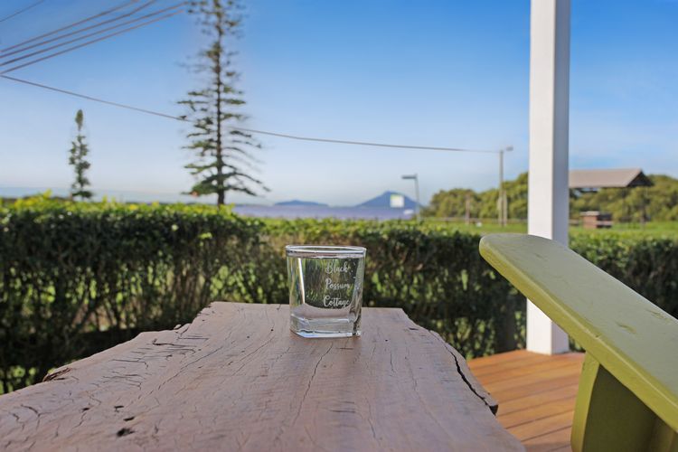 Black Possum Cottage – Views of the Bay