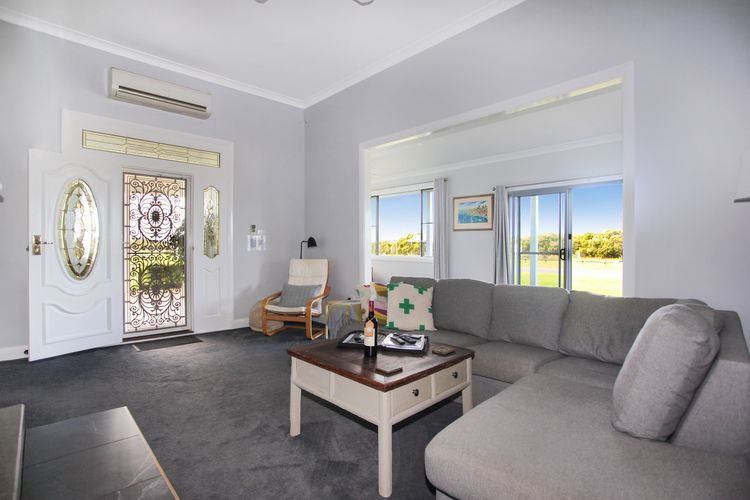 Black Possum Cottage – Views of the Bay