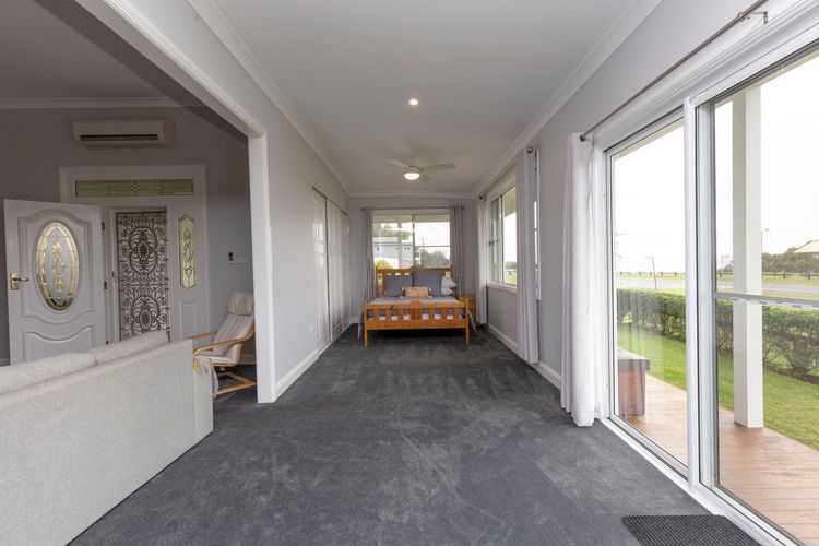 Black Possum Cottage – Views of the Bay