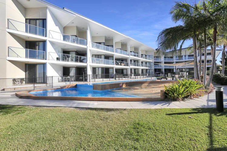 Boathouse 107 – Pool side apartment