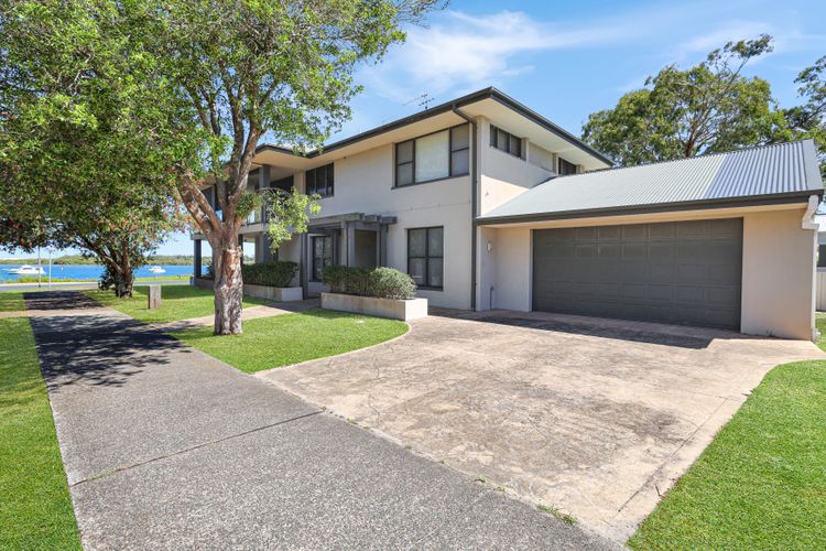 Expansive Myall River Views