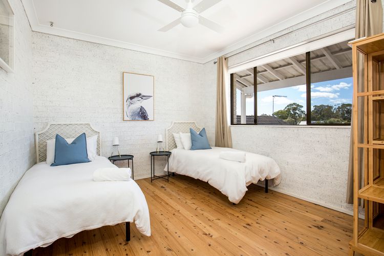Whitewash – Pet Friendly – 5 Mins Walk to Beach