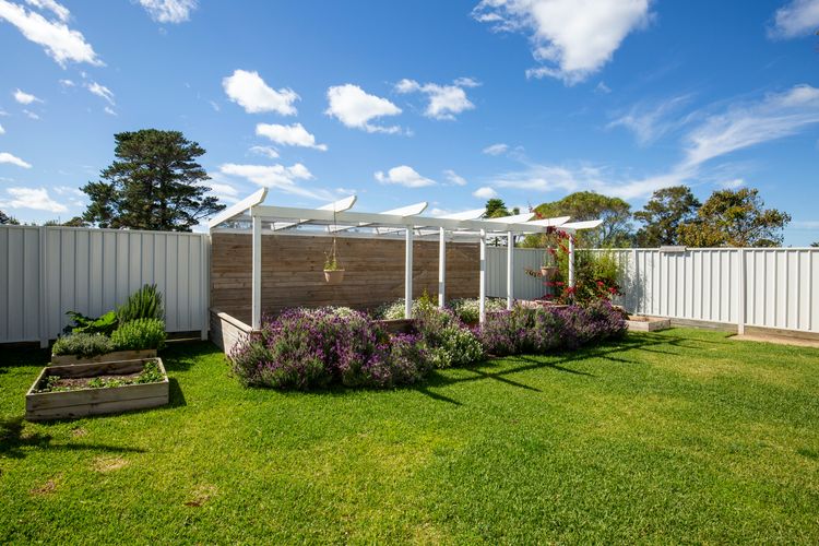 Whitewash – Pet Friendly – 5 Mins Walk to Beach