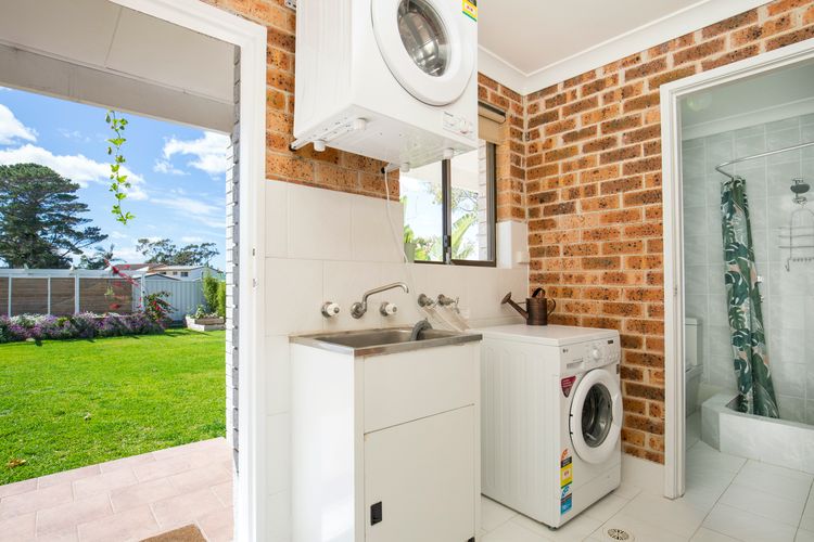 Whitewash – Pet Friendly – 5 Mins Walk to Beach