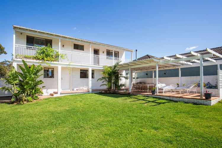 Whitewash – Pet Friendly – 5 Mins Walk to Beach