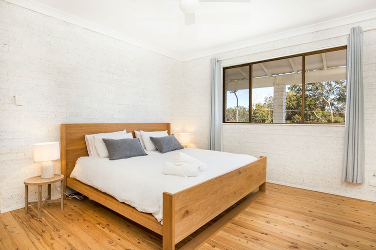 Whitewash – Pet Friendly – 5 Mins Walk to Beach