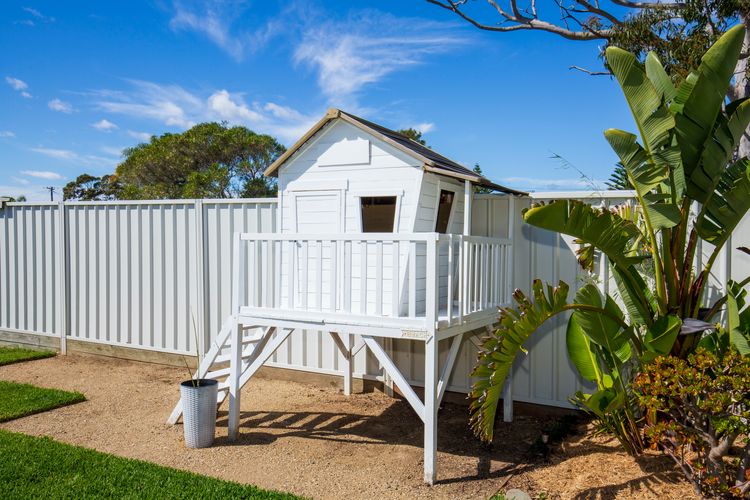 Whitewash – Pet Friendly – 5 Mins Walk to Beach