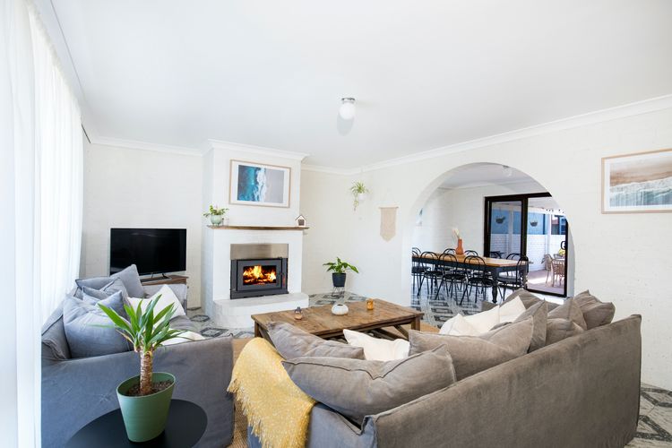 Whitewash – Pet Friendly – 5 Mins Walk to Beach