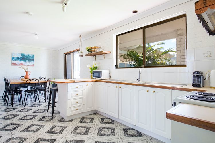 Whitewash – Pet Friendly – 5 Mins Walk to Beach