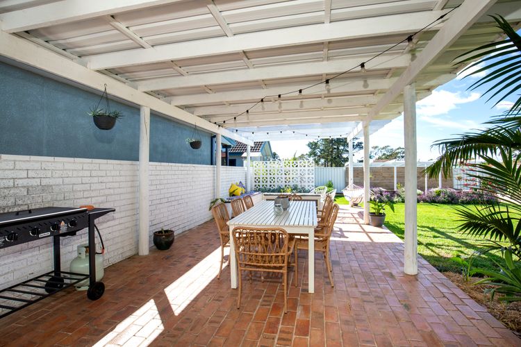 Whitewash – Pet Friendly – 5 Mins Walk to Beach