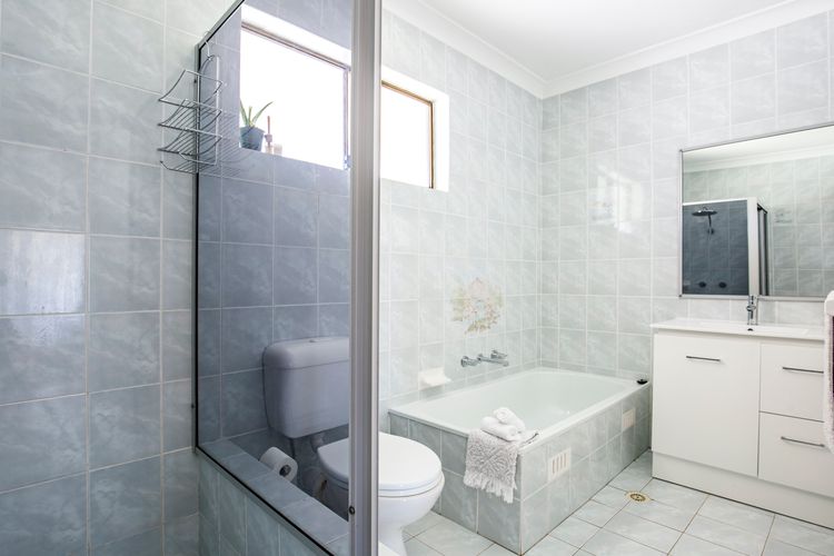 Whitewash – Pet Friendly – 5 Mins Walk to Beach