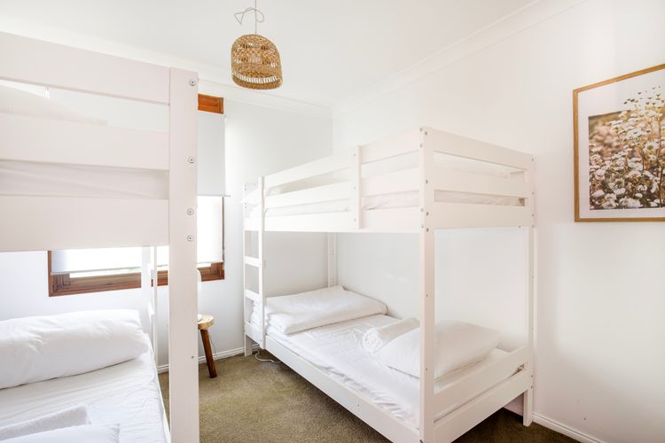 The Treehouse – Pet Friendly – 2 Mins Walk to Beach