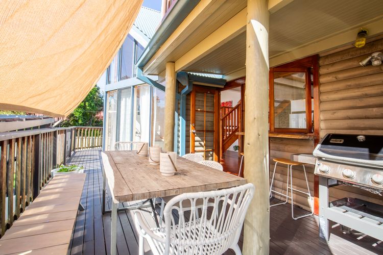 The Treehouse – Pet Friendly – 2 Mins Walk to Beach