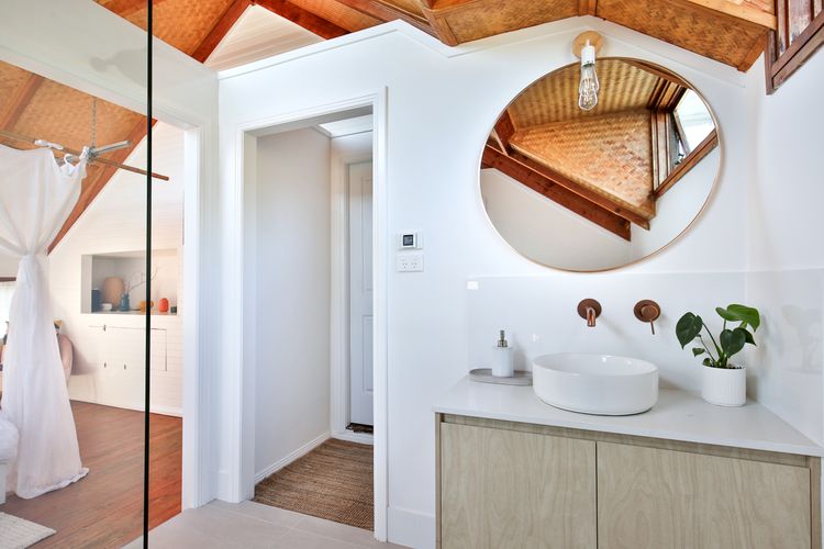 The Treehouse – Pet Friendly – 2 Mins Walk to Beach