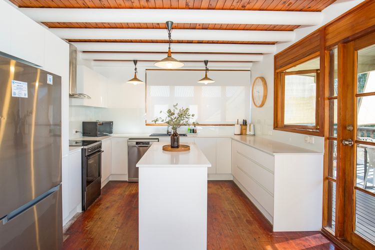 The Treehouse – Pet Friendly – 2 Mins Walk to Beach