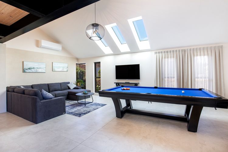 Eclipse – Absolute Beachfront with Stunning Views