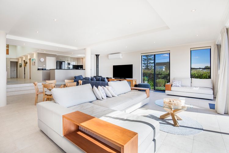 Eclipse – Absolute Beachfront with Stunning Views