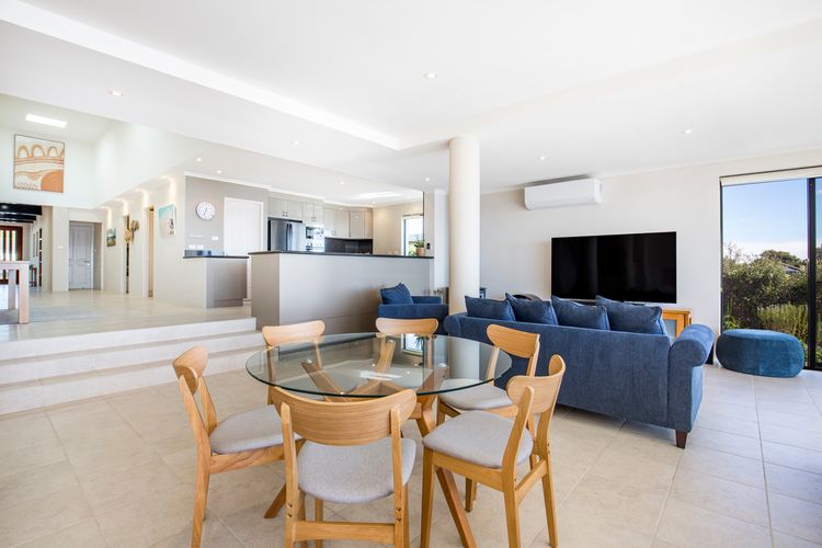 Eclipse – Absolute Beachfront with Stunning Views