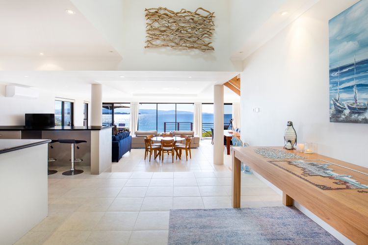 Eclipse – Absolute Beachfront with Stunning Views