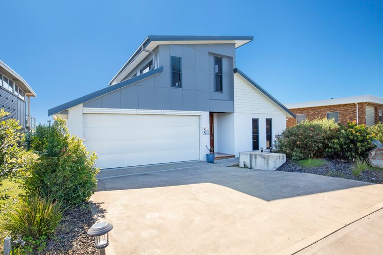 Eclipse – Absolute Beachfront with Stunning Views
