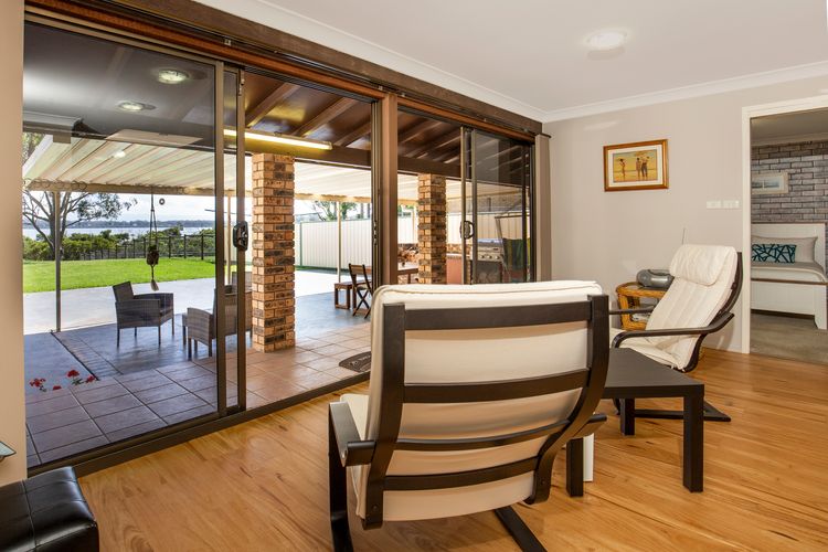 Enchante` – Pet Friendly – Absolute Waterfront – Fireplace