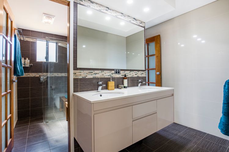 Enchante` – Pet Friendly – Absolute Waterfront – Fireplace