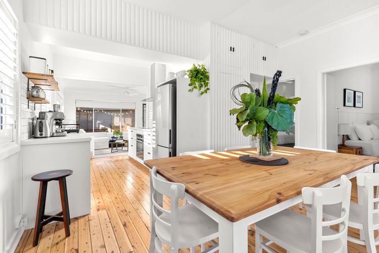 Amaroo – Pet Friendly – 2 Mins Walk to Beach – Outdoor Fireplace
