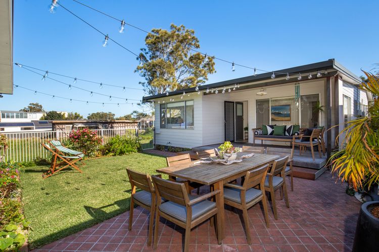 Amaroo – Pet Friendly – 2 Mins Walk to Beach – Outdoor Fireplace