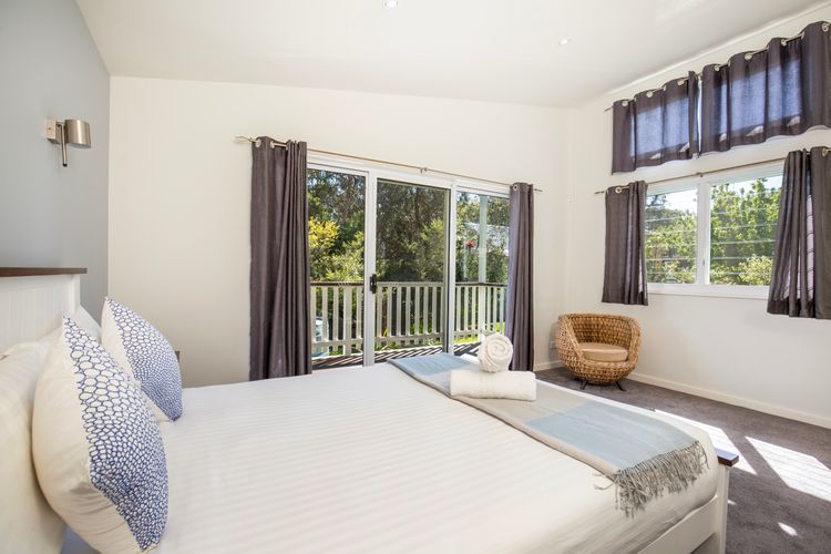 The Cabin – Waterfront with Fireplace – 5 mins to the Bay