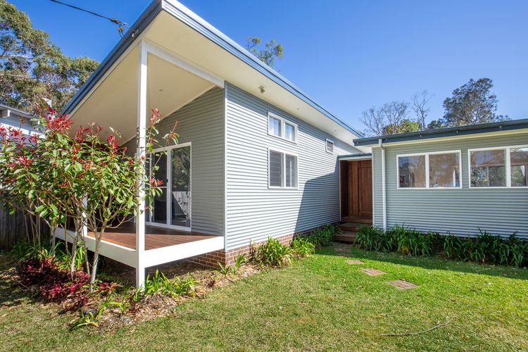 The Cabin – Waterfront with Fireplace – 5 mins to the Bay