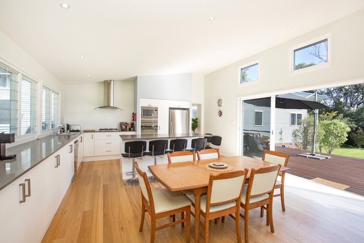 The Cabin – Waterfront with Fireplace – 5 mins to the Bay