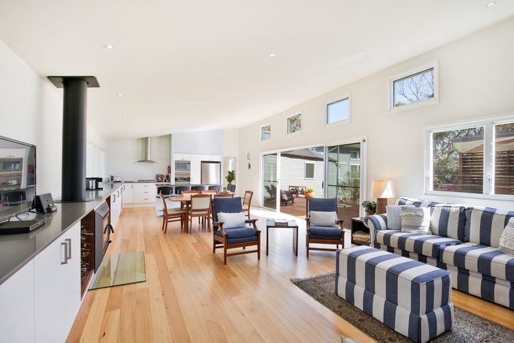 The Cabin – Waterfront with Fireplace – 5 mins to the Bay