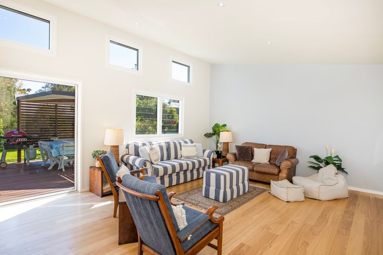 The Cabin – Waterfront with Fireplace – 5 mins to the Bay