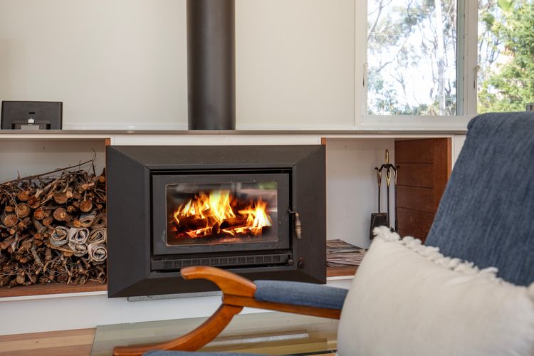 The Cabin – Waterfront with Fireplace – 5 mins to the Bay