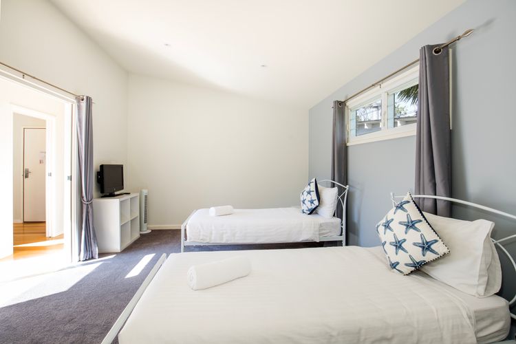 The Cabin – Waterfront with Fireplace – 5 mins to the Bay