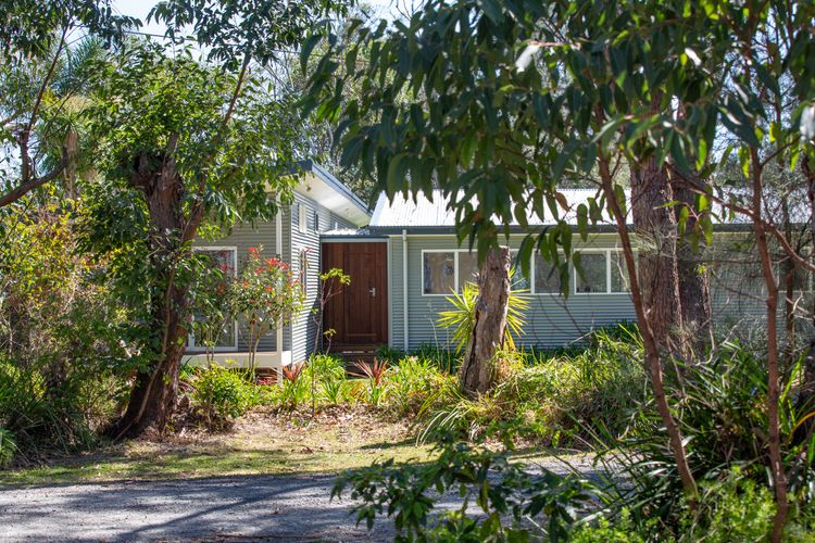 The Cabin – Waterfront with Fireplace – 5 mins to the Bay