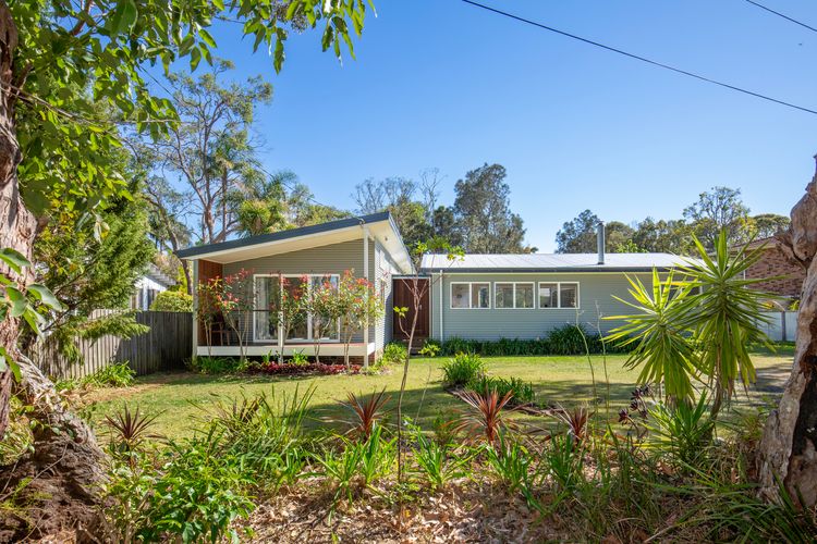 The Cabin – Waterfront with Fireplace – 5 mins to the Bay