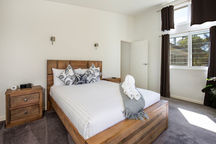 The Cabin – Waterfront with Fireplace – 5 mins to the Bay