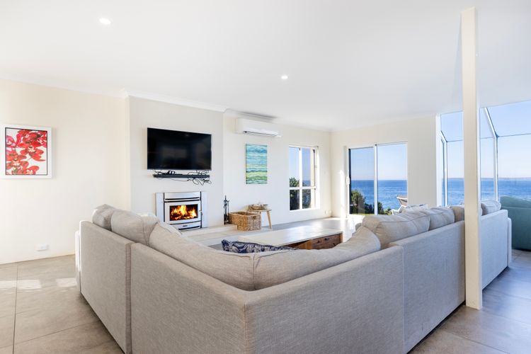 Neptune – Pet Friendly Absolute Beachfront with Stunning Views