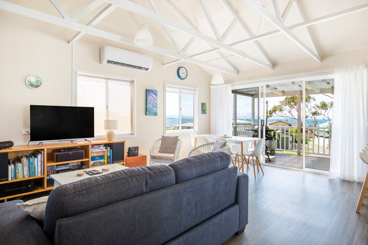 Seahaven – Pet Friendly with Ocean Views- 2 Mins to Beach