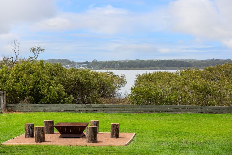 Amazing beach only a few minutes walk away. Easy access to an amazing surf beach for surfing