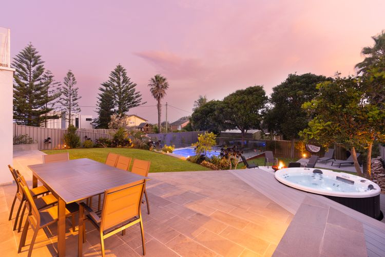 Amazing beach only a few minutes walk away. Easy access to an amazing surf beach for surfing